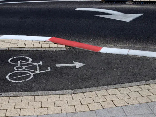 Piste cyclable et route avec marquages au sol, flèches directionnelles, et bordure peinte à Varennes en Indre-et-Loire 37