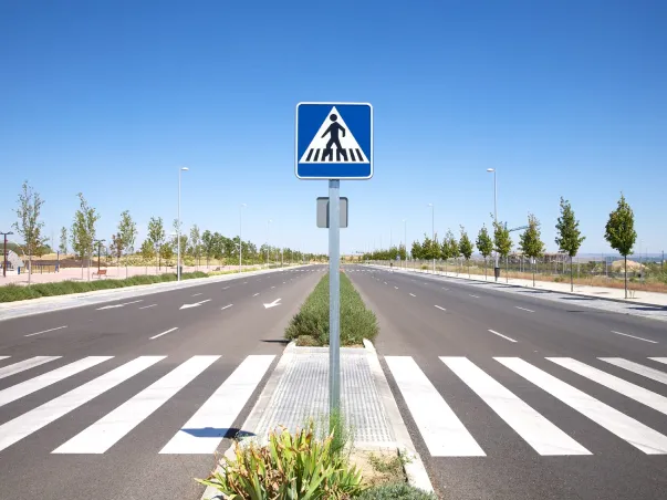 Passage piéton zébré sur route large avec panneau de signalisation et ciel bleu à Varennes en Indre-et-Loire 37