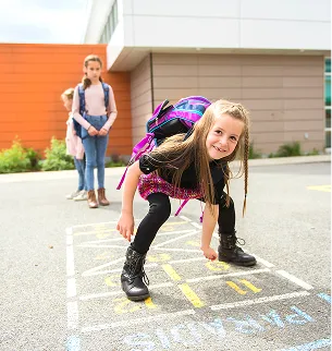 enfants entrain de jouer à la marelle dans une cours de récréation à Varennes en Indre-et-Loire 37