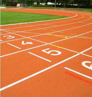 Piste de course athlétique orange avec des numéros de couloirs et de l'herbe verte à Varennes en Indre-et-Loire 37