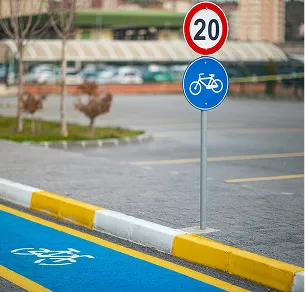 Panneau de limite de vitesse (20) et de piste cyclable bleue à côté d'un trottoir à Varennes en Indre-et-Loire 37