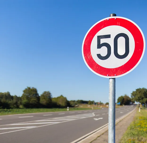 Panneau de limitation de vitesse à 50 km/h au bord d'une route à Varennes en Indre-et-Loire 37