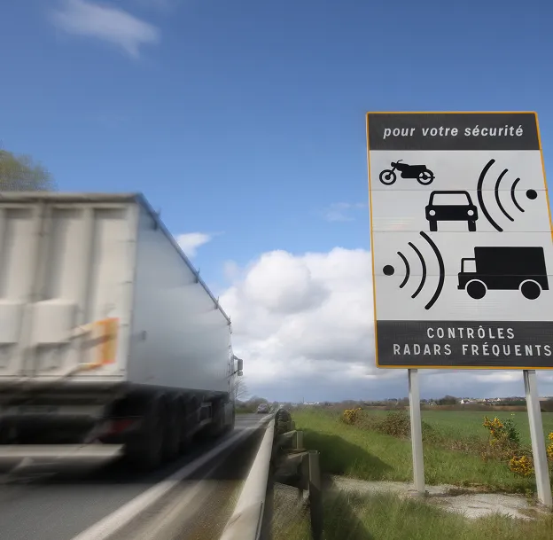 Un panneau routier français avertit de fréquents contrôles radar, avec un camion flou à Varennes en Indre-et-Loire 37