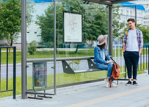 Jeune femme et homme discutent à un arrêt de bus à Varennes en Indre-et-Loire 37