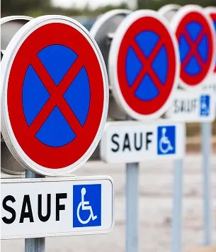 panneaux interdictions de stationnement sauf personnes handicapées à Varennes en Indre-et-Loire 37